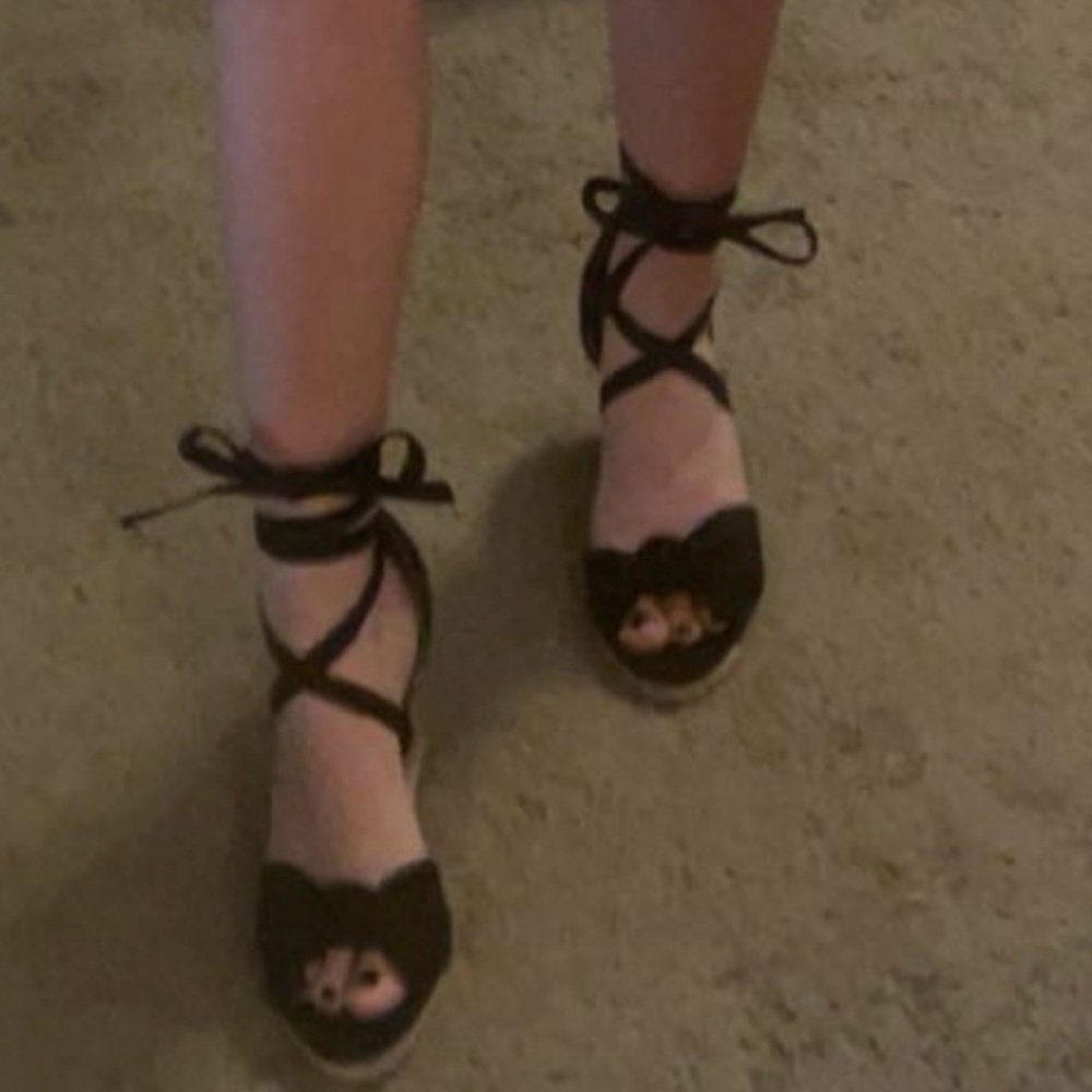 Black wedges